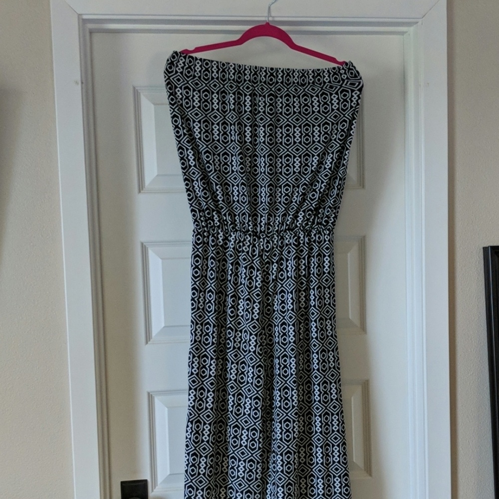 Sleeveless black and white jumper